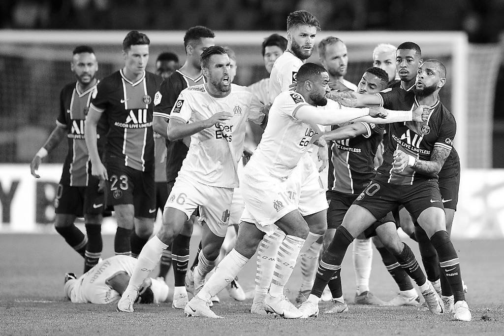  马赛德比战火药味十足，帕耶红牌染红引发球迷冲突  