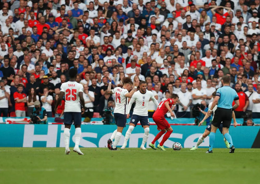  斯特林争议染红遭禁赛处罚  