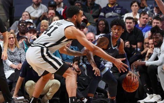  莫兰特复出贡献准三双，灰熊击溃鹈鹕重返季后赛区  